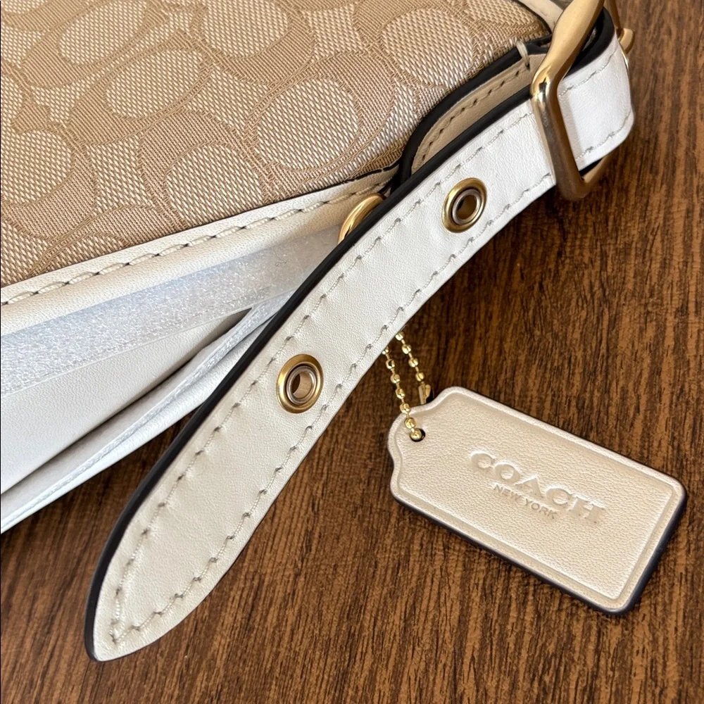 COACH BEIGE & CREAM JACQUARD DUFFLETTE BAG / NWOT